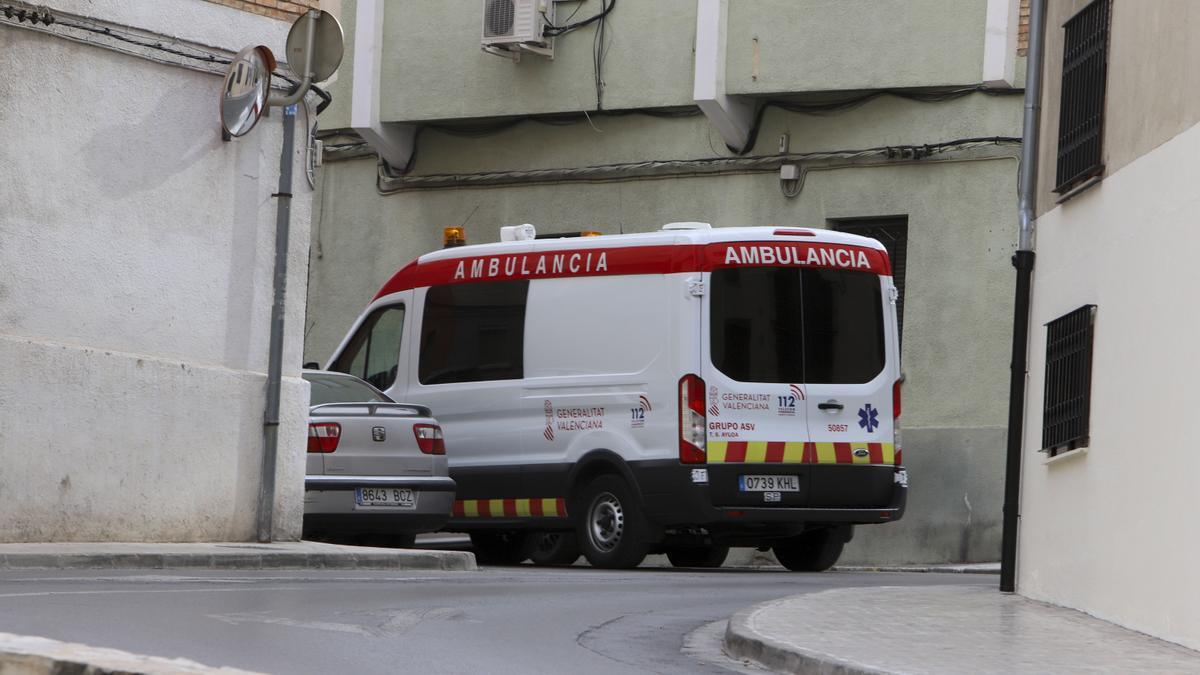 Una ambulancia por las calles de Xàtiva.