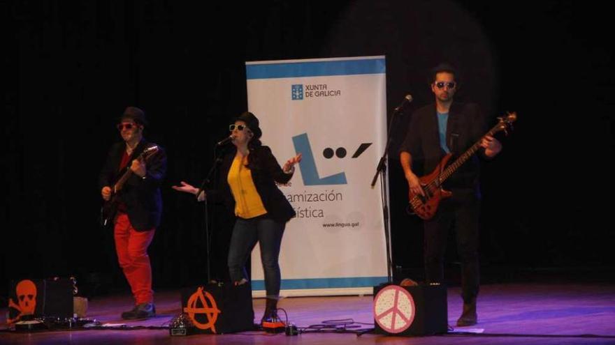 A Gramola Gominola amenizou a tarde de onte no Auditorio de Cangas. // Santos Álvarez