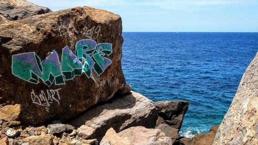 Una enorme pintada ensucia la costa de Estellencs