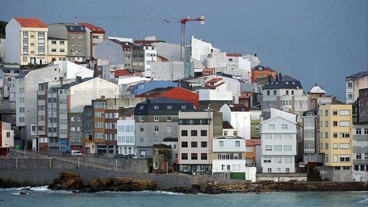 Viviendas al pie del mar, en la localidad coruñesa de Malpica.