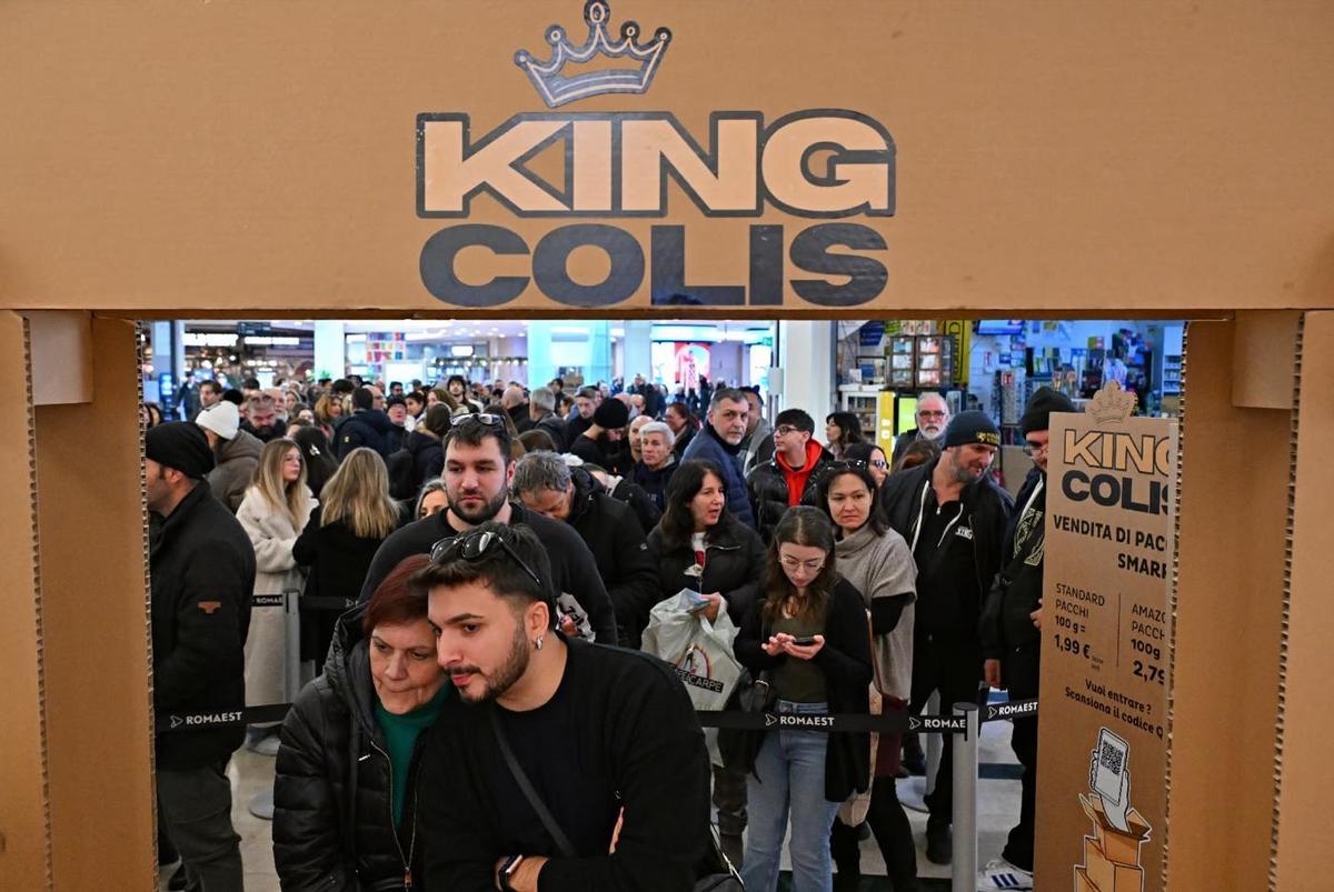 Una multitud hace cola para entrar en el pop-up de paquetes de Amazon de King Colis.