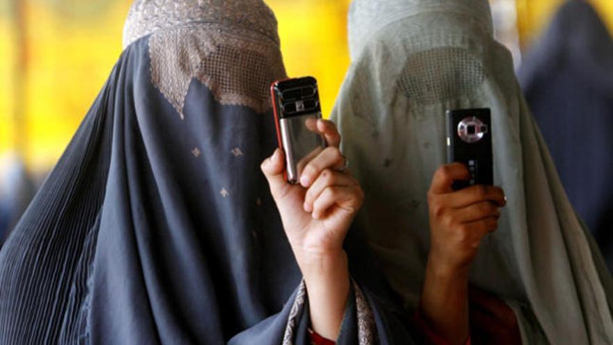 Dos mujeres afganas ocultan su rostro con el burka