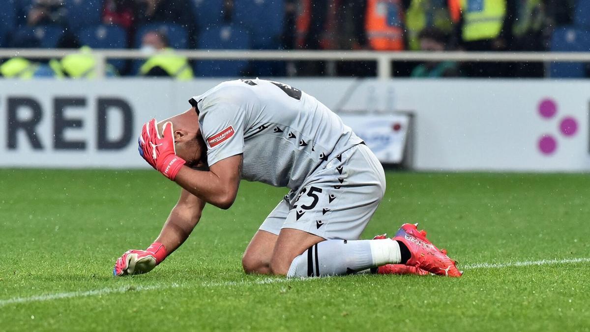 Pepe Reina, en el suelo del campo de la Atalanta