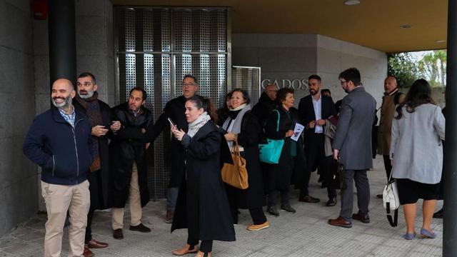 Profesionales de la justicia a las puertas del edificio de O Cavadelo a finales del pasado año en una protesta. |   // IÑAKI ABELLA