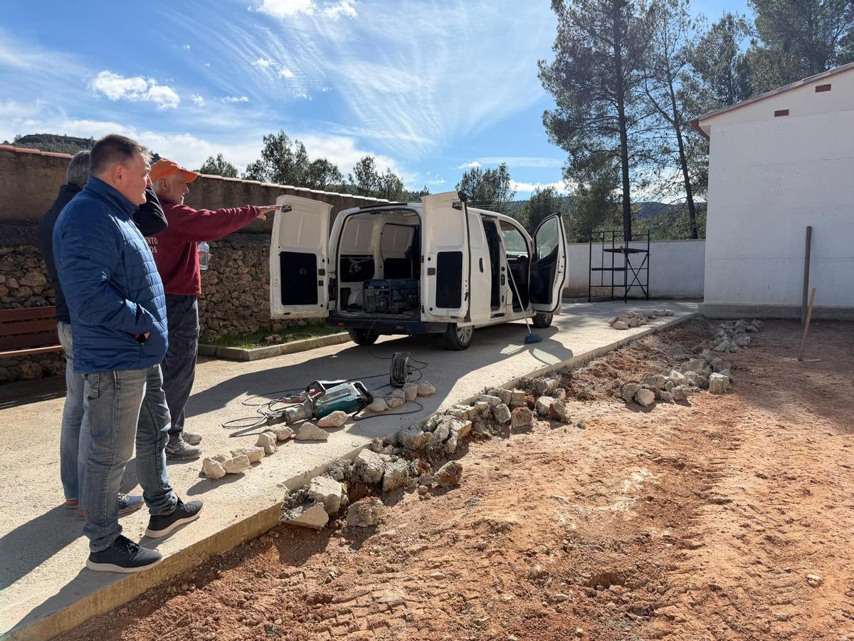 Foto de la visita a las obras en el cementerio de Montanejos.