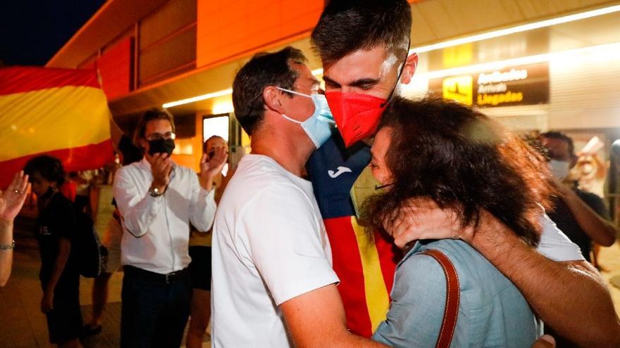 Marc Tur se funde en un abrazo con sus padres nada más llegar a Ibiza. J. A. Riera