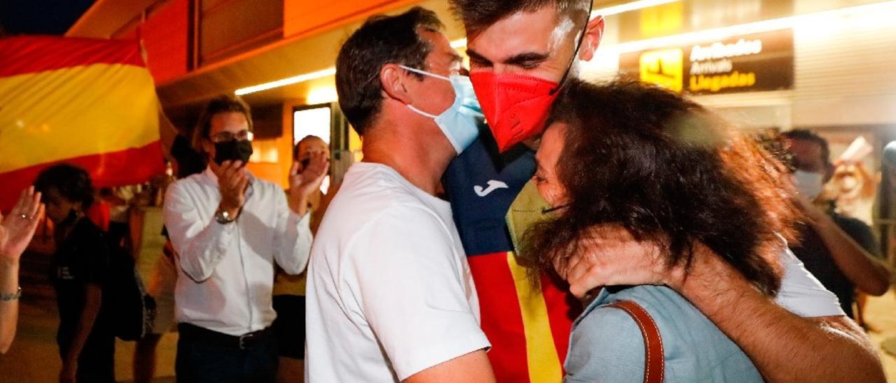 Más de cien personas aclaman a Marc Tur a su llegada al aeropuerto de Ibiza