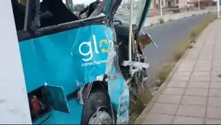 Una guagua de Global choca contra el torreón que ocupa la mitad de un carril en Telde