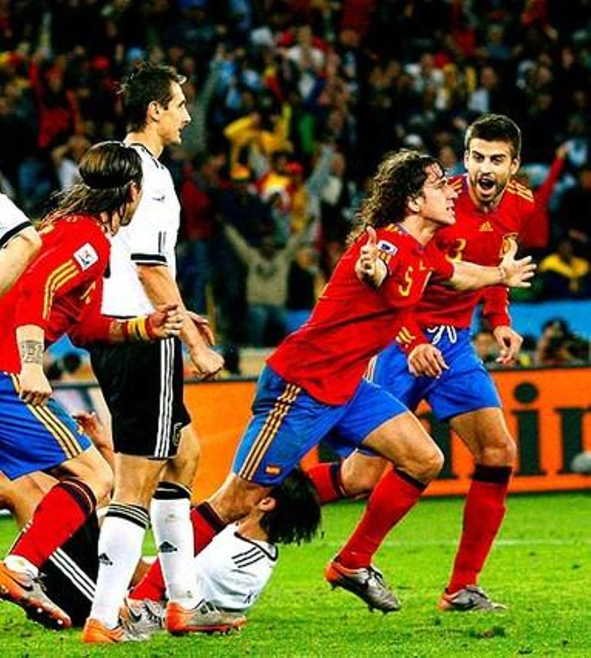 El defensa Carles Puyol celebra el gol que va donar el triomf al seu equip.