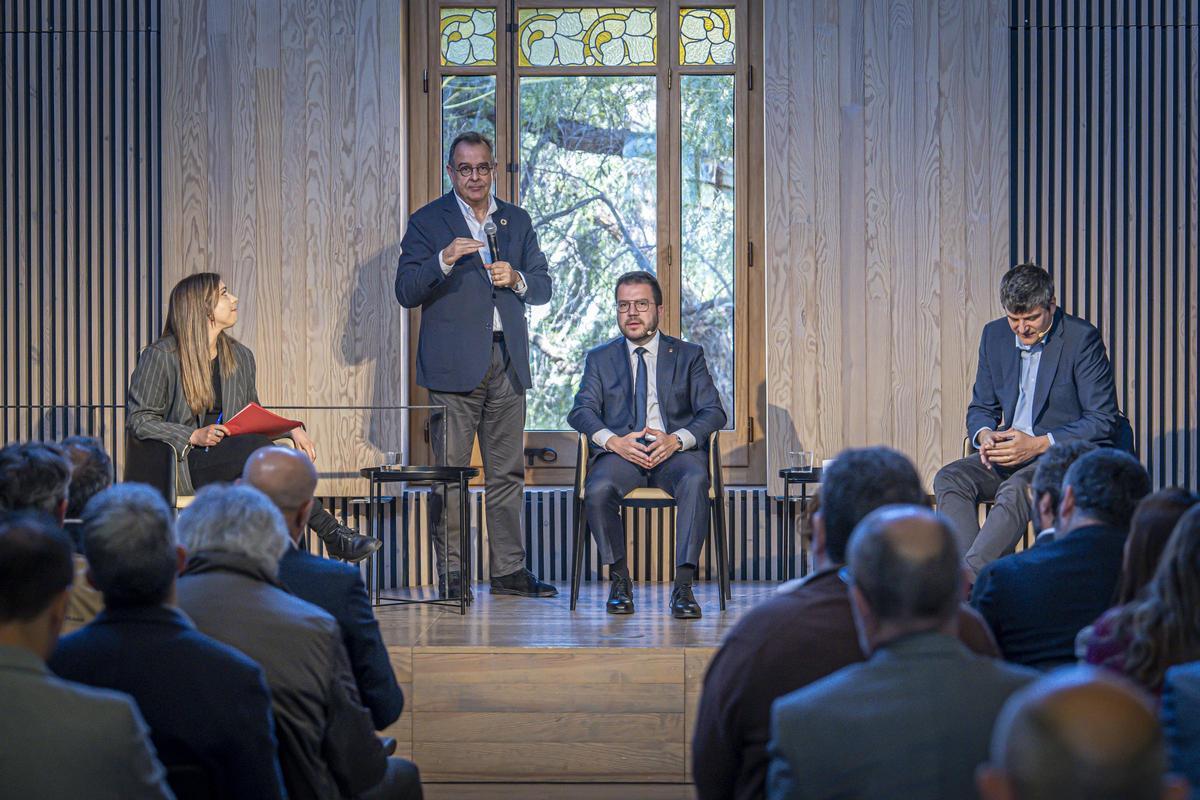 Clausura de la entrevista con Pere Aragonès por el director de El Periódico, Albert Sáez.