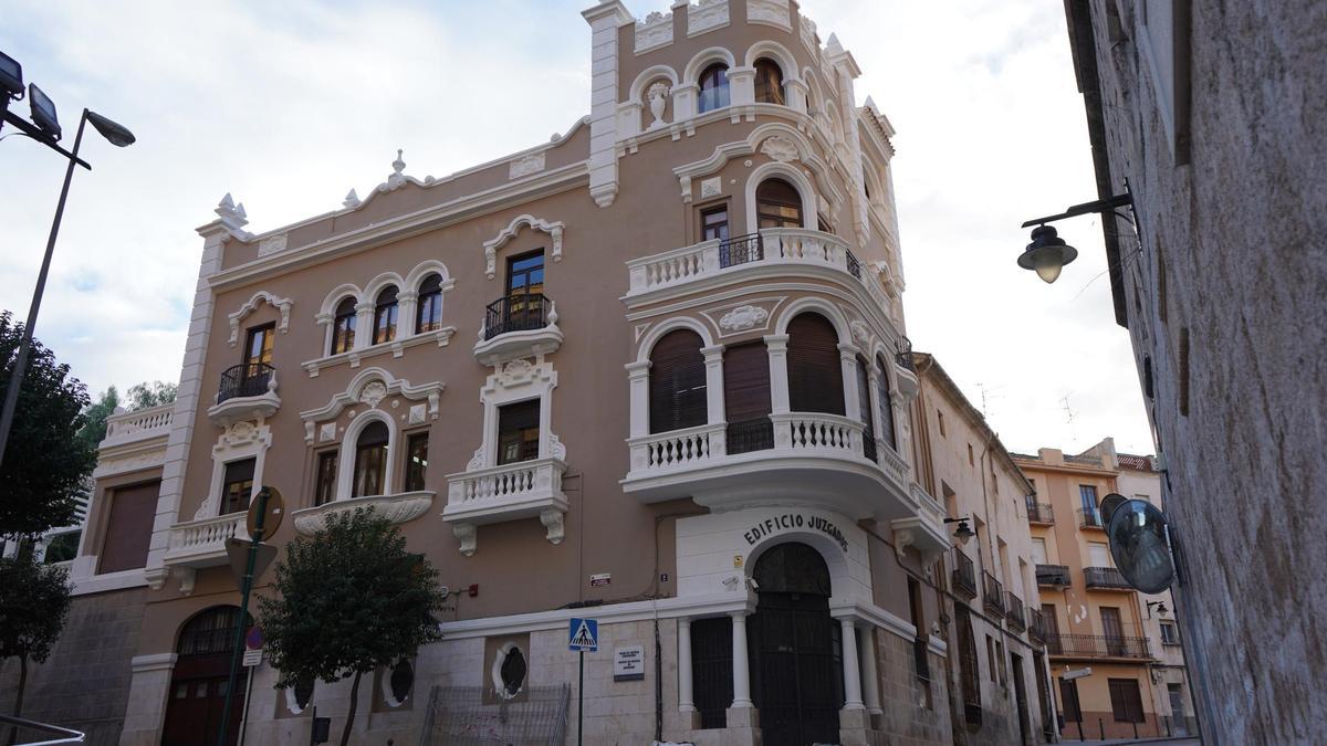 Edificio de juzgados de Ontinyent con la estética original de la fachada.