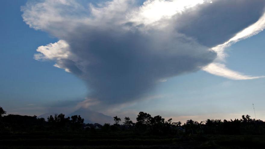 El Merapi ha entrado en erupción.