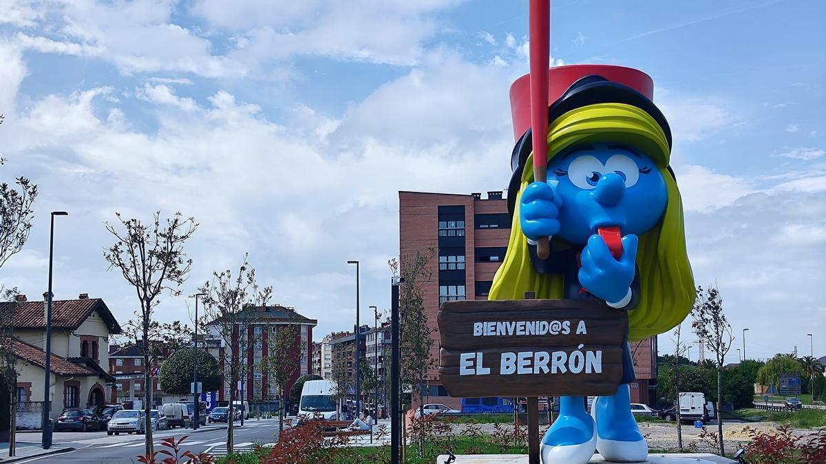 La "Pitufina ferroviaria" de El Berrón. Detrás, a la derecha se aprecia parte de la parcela donde se van edificar pisos.