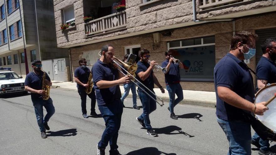 Pasacalles el grupo Mil9, ayer por las calles de Barrantes. | / Noé Parga