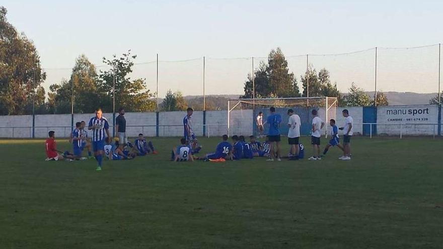 Jugadores del Brexo-Lema, en el campo de fútbol de Os Pinares.