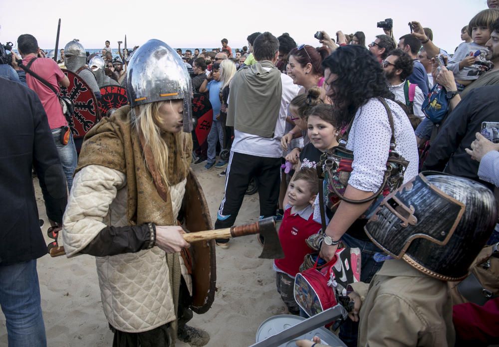 Los vikingos llegaron en barco al Postiguet y recorrieron el centro de la ciudad repartiendo entradas