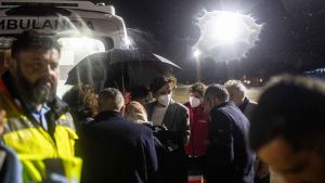 Mónica García recibe a menores evacuados de Gaza en la Base Aérea de Zaragoza el pasado abril