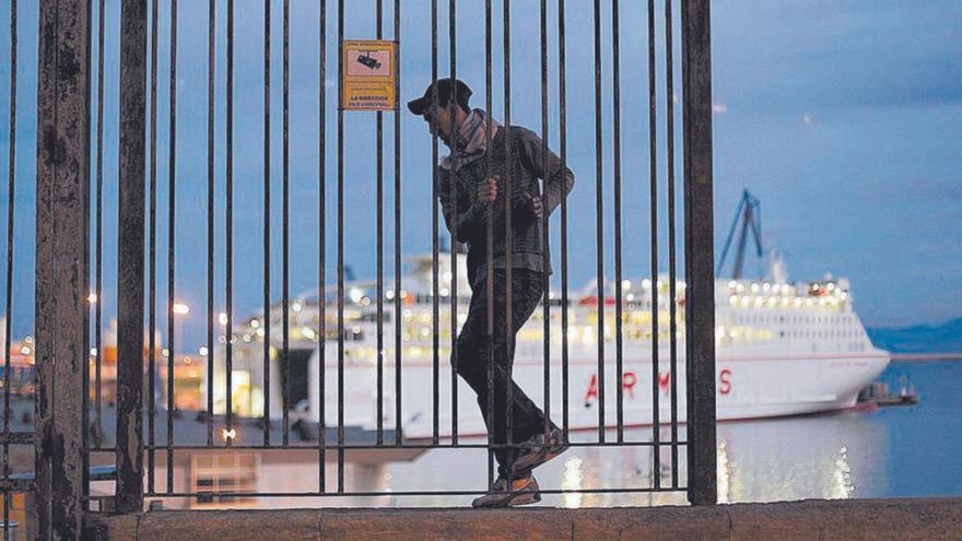 Migrants nedadors intenten arribar a Melilla entre vaixells