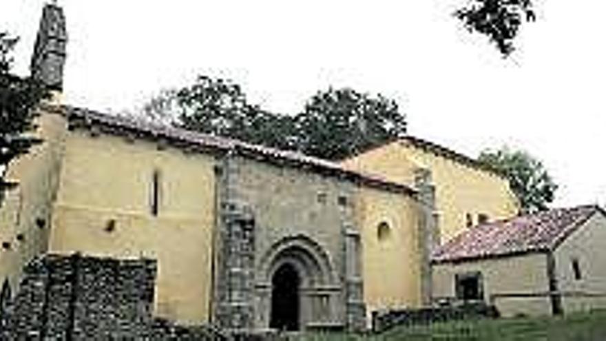 Vista de la iglesia de Abamia, en Corao.