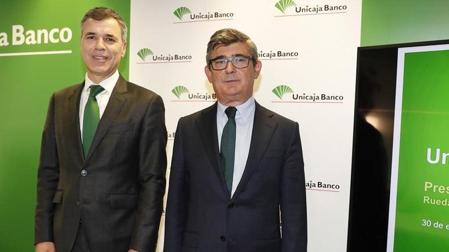 El director financiero de Unicaja, Pablo González, y el consejero delegado, Ángel Rodríguez de Gracia.