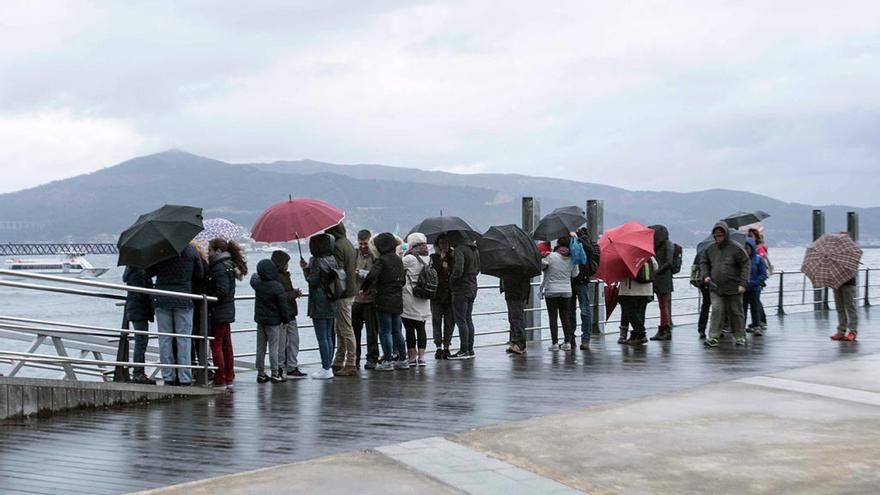 Viajeros embarcan hoy en Vigo rumbo a las Islas Cíes // C. Graña