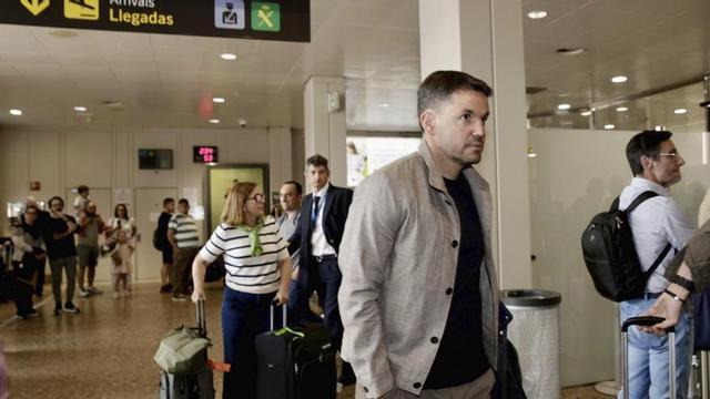 Nicolás Larcamón, en su llegada al aeropuerto de Asturias este viernes.