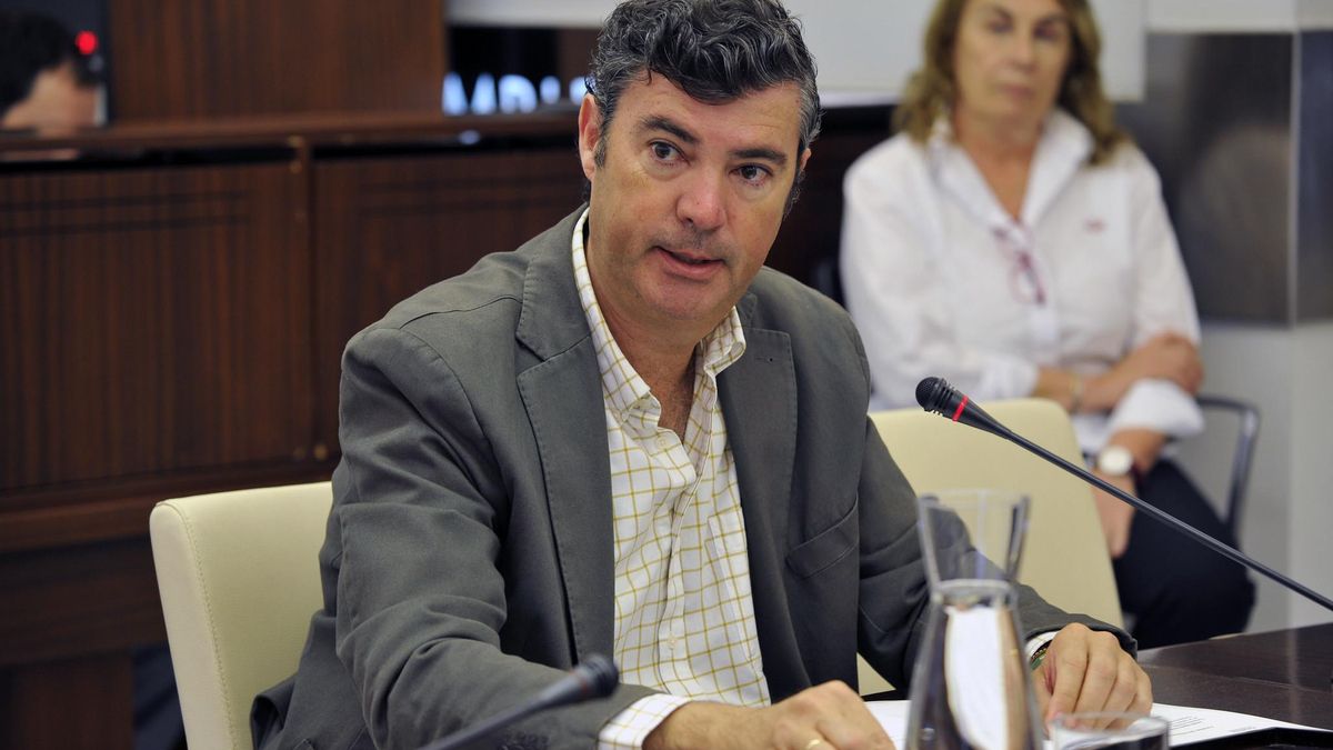 El director general de Movilidad y Transportes, Cristóbal Maza Olivera, esta mañana durante la Comisión de Infraestructura.