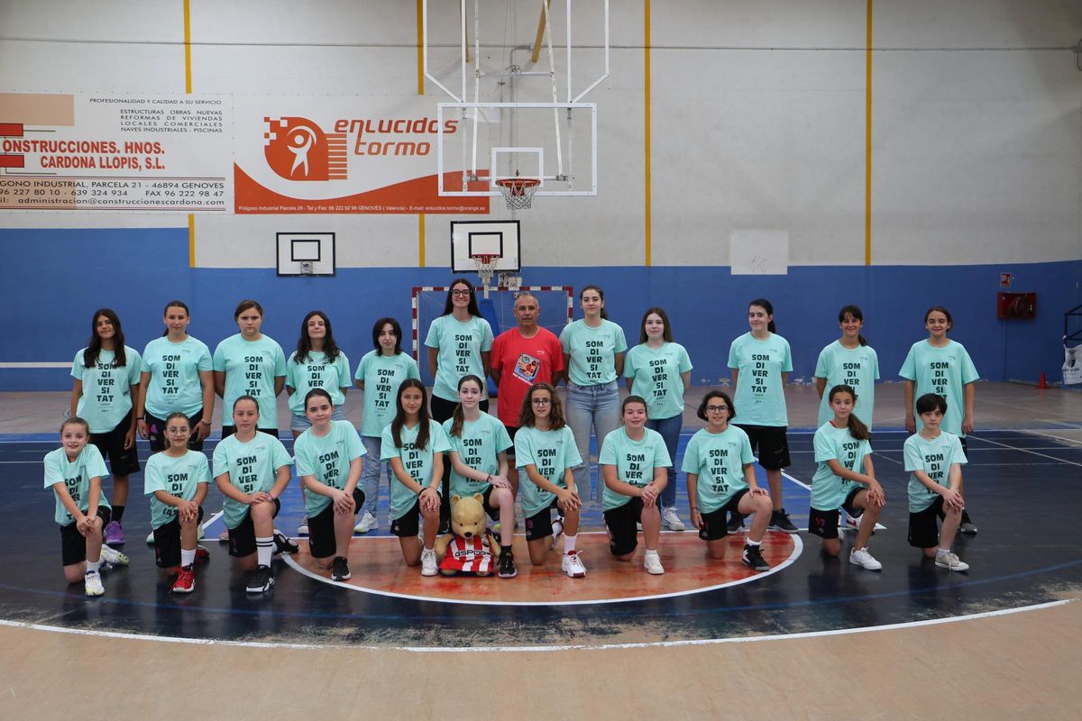 Jugadoras del CB Genovés antes del triangular femenino del Torneig Nacional Aleví de Minibàsquet.