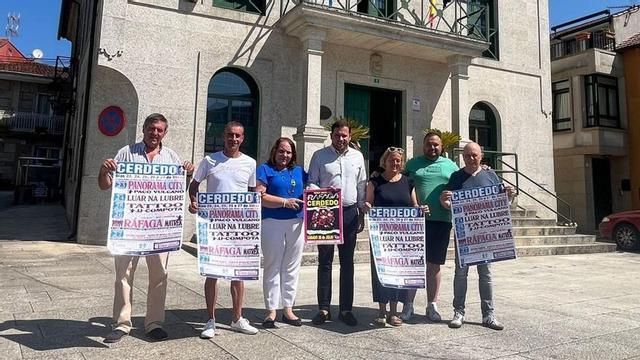 Cubela con miembros del gobierno y de la comisión, presentando el programa.