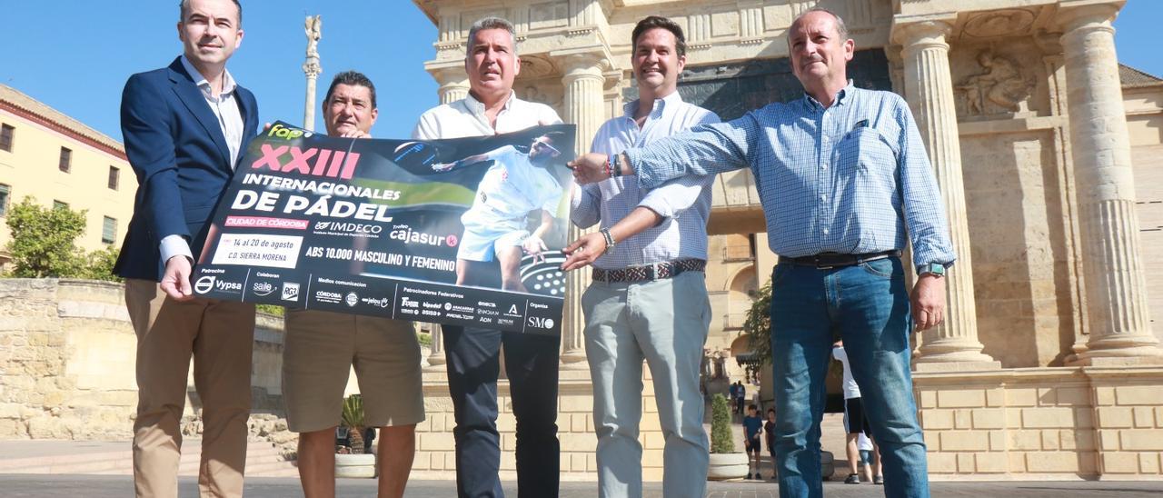 Un momento de la presentación de los Internacionales de Pádel Ciudad de Córdoba Trofeo Cajasur, este martes, en la Puerta del Puente.