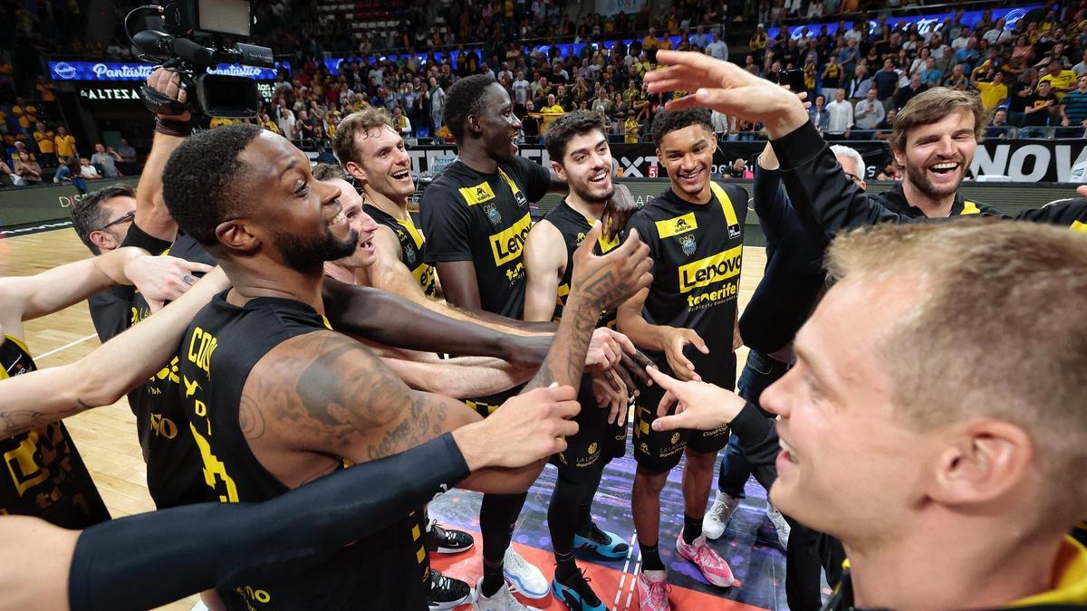 Los jugadores del CB Canarias celebran su victoria de la última jornada en la campaña 23/24.
