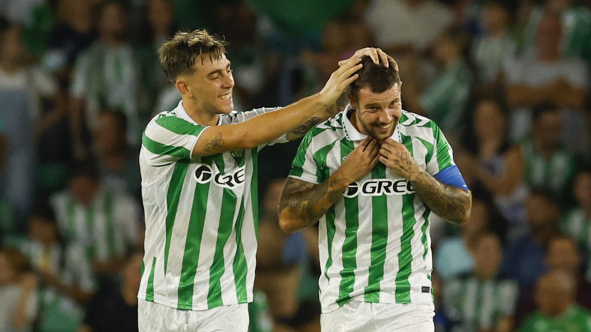 El extremo del Real Betis Aitor Ruibal (d) celebra tras anotar el 1-0 este jueves, durante partido de vuelta de la ronda previa de la Liga Conferencia, entre el Betis y el Kryvbas, en Sevilla.