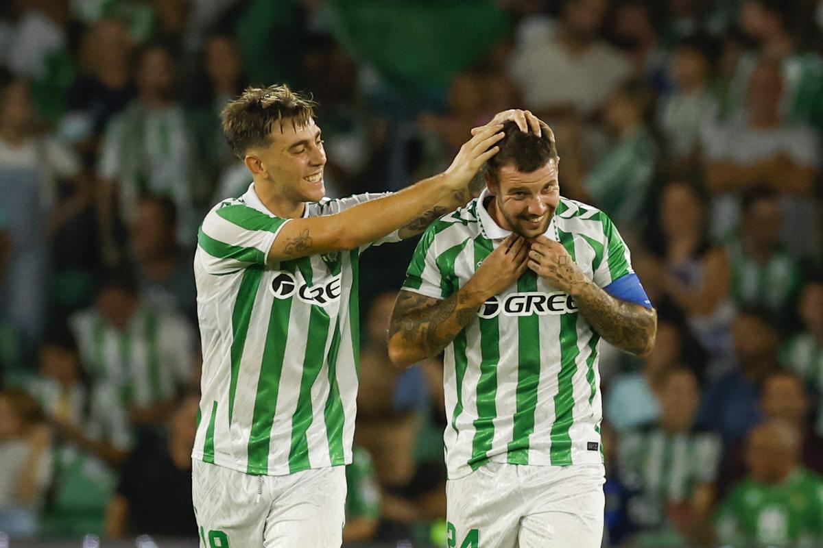 Aitor Ruibal celebra tras anotar el 1-0 este jueves, durante partido de vuelta de la ronda previa de la Conference League, entre el Real Betis y el Kryvbas, en Sevilla.