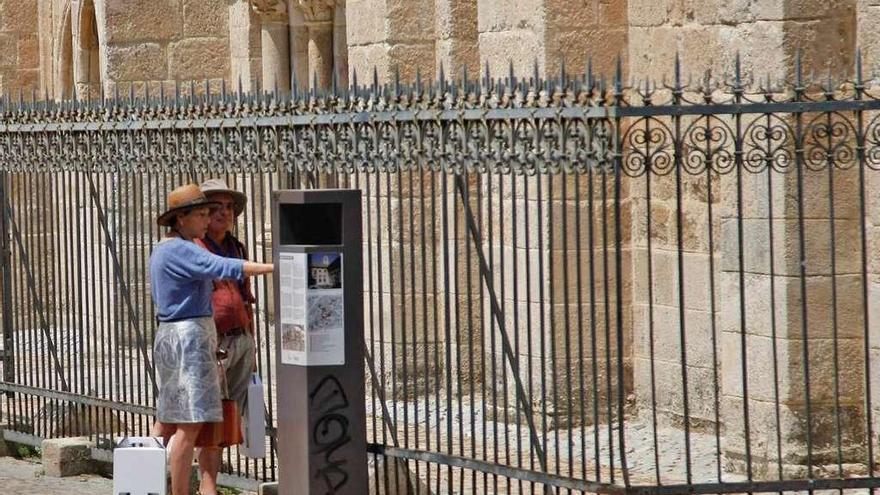 Dos turistas frente a la Magdalena, ayer al mediodía.