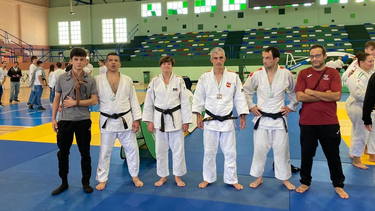 Varios de los medallistas cordobeses en el Campeonato Andaluz de Judo celebrado en La Línea.