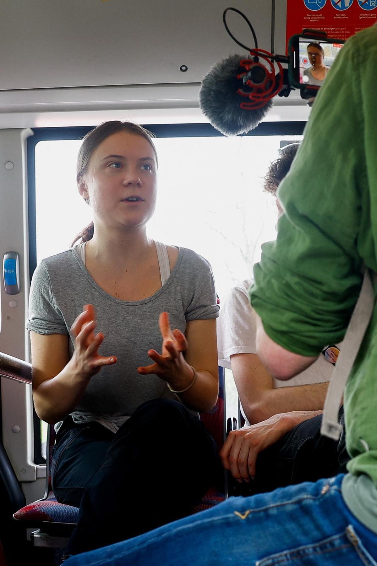 La activista climática Greta Thunberg  es detenida por agentes de policía durante una manifestación climática