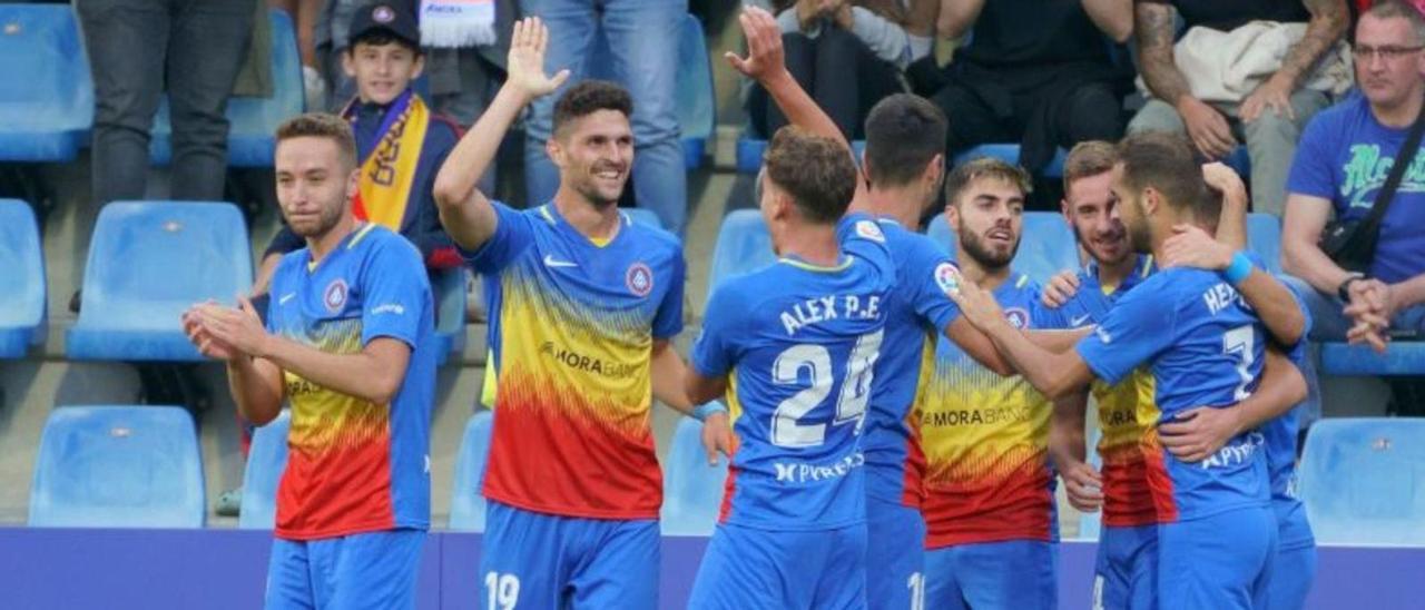 Los jugadores del Andorra celebran uno de los tantos frente al Éibar.