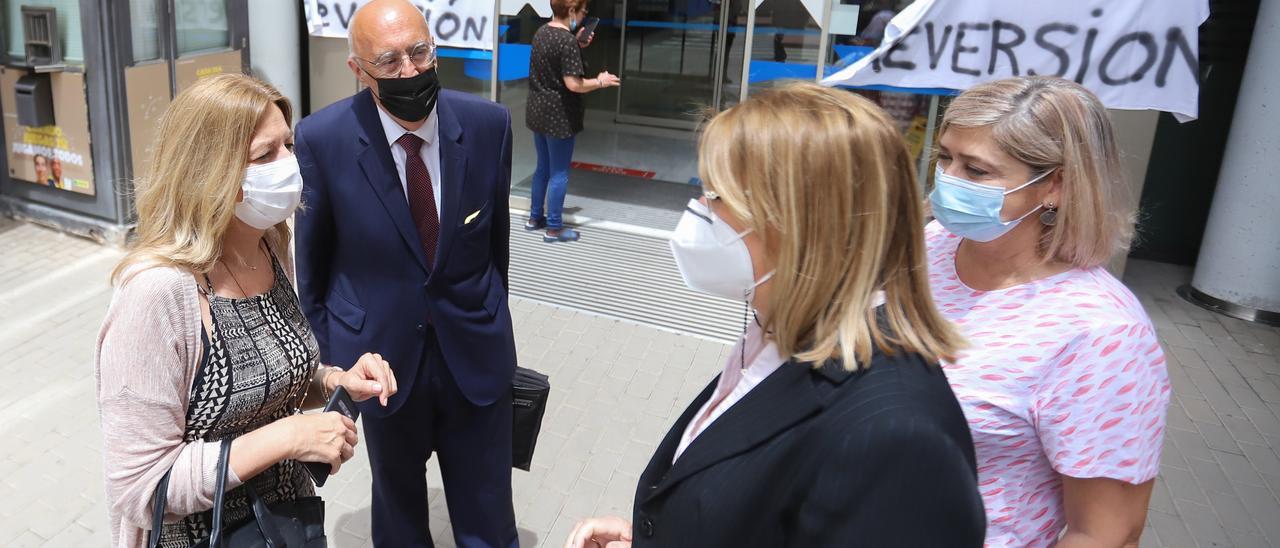 Imagen de los cargos de la Conselleria de Sanidad junto al nuevo comisionado José Pérez, segundo por la izquierda, este jueves en el acceso al Hospital Universitario de Torrevieja