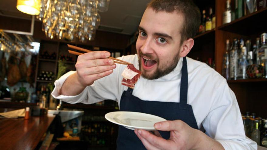 Alejandro Iglesias en la cocina del restaurante Cabanas. // Bernabé/Luismy