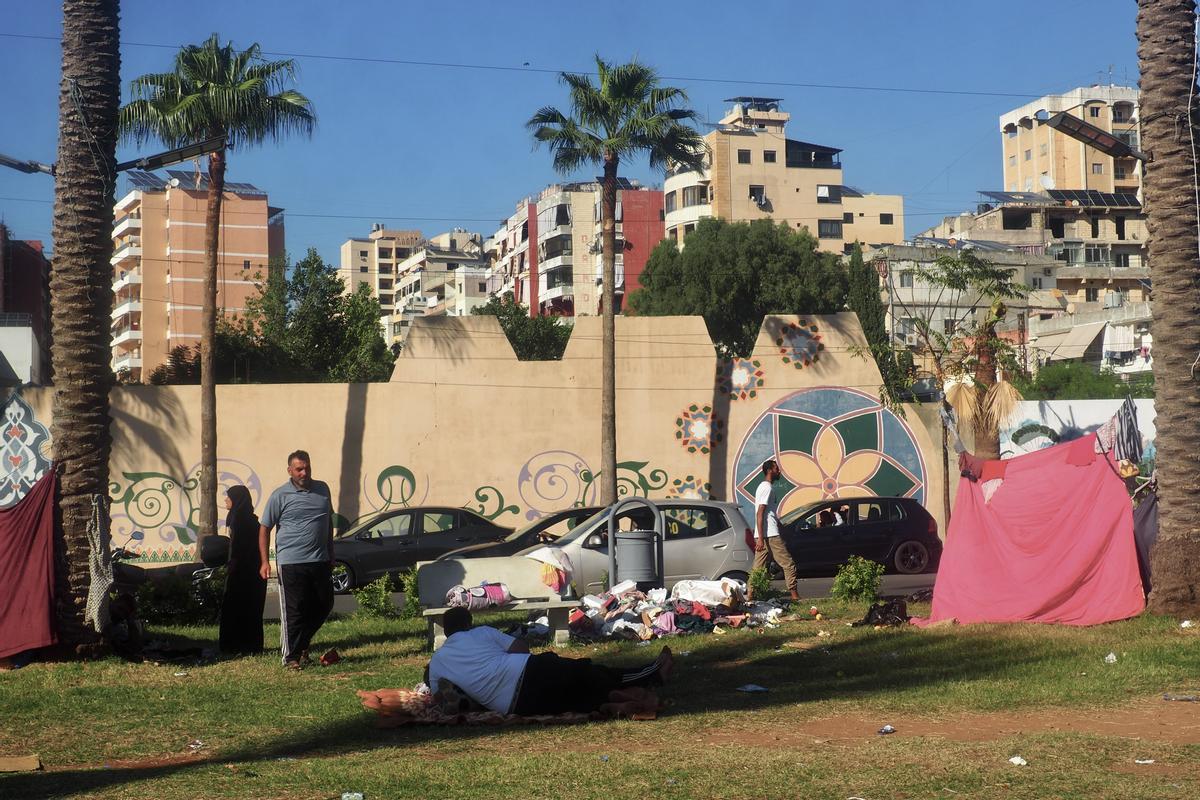 Ciudadanos sirios intentan sobrevivir en la ciudad de Sidón, a apenas 40 kilómetros de Beirut, tras dejar sus casas en suelo libanés por el ataque de Israel.
