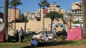 Ciudadanos sirios intentan sobrevivir en la ciudad de Sidón, a apenas 40 kilómetros de Beirut, tras dejar sus casas en suelo libanés por el ataque de Israel.