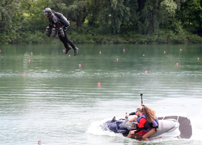 El consejero delegado de Gravity Industries, Richard Browning, prueba el traje de vuelo Jet Suit en Belgrado (Serbia) este miércoles. Browning, un inventor and emprendedor británico, fundó su Gravity Industries Ltd. en 2017.