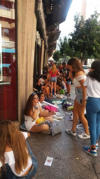 Fans esperando a Maluma en Fnac