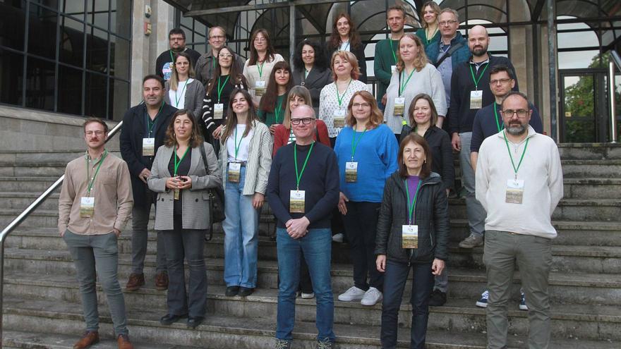 Representantes de los 22 socios participantes con David Fernández (1º derecha), ayer, en el Politécnico de Ourense.