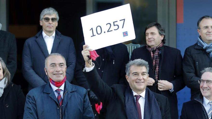 Joan Laporta mostra un cartell amb el nombre de signatures presentat.