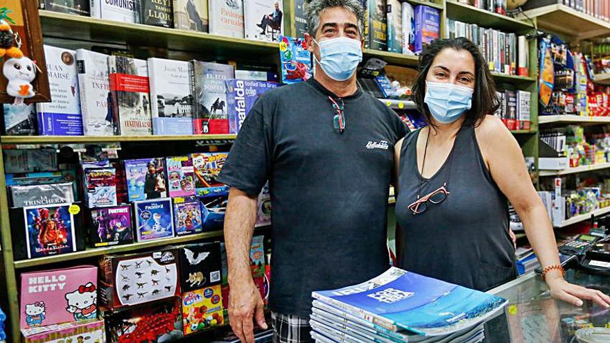 Los dueños de la librería Atenea posan junto a los ejemplares