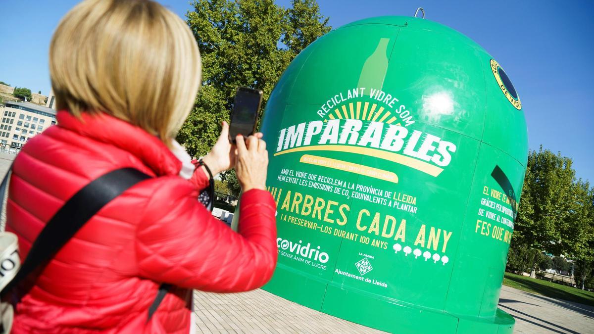 Ecovidrio instala un contenedor de reciclaje de 8 metros de alto en Lleida.