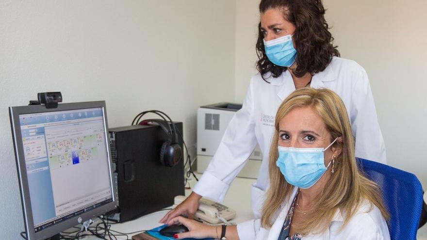 La investigadora principal Manuela Domingo y Rosana Clement, miembro del equipo, ayer.