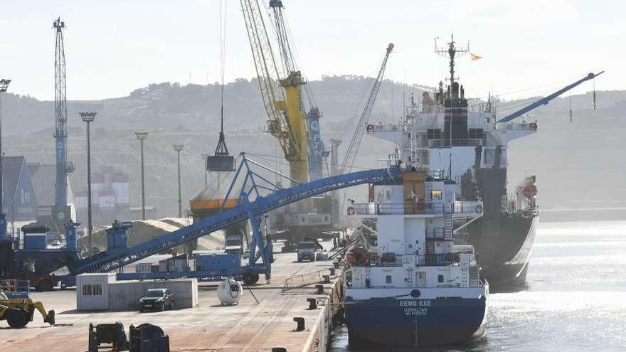 Buques efectuando operaciones en el muelle del puerto exterior coruñés.