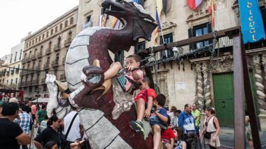 Miles de alicantinos y turistas han pasado en los últimos tres días por el Mercado Medieval de Alicante.